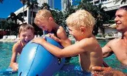 После того, как истерика закончилась, не задерживайтесь на ней. В конце концов, каникулы - это веселье друг с другом.