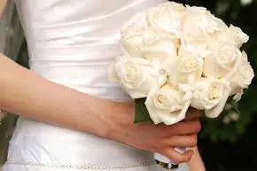 невеста с букетом белых роз