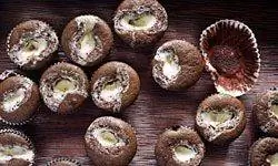 Вы можете спрятать начинку внутри самого торта или сделать вкусное дополнение более заметным. В любом случае они будут вкусными.