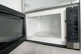 открытая дверца микроволновки