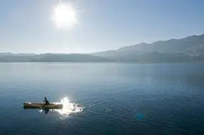 Солнце сияет над водой.