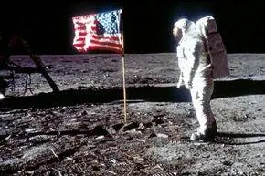 Астронавт Базз Олдрин позирует рядом с флагом США на Луне.