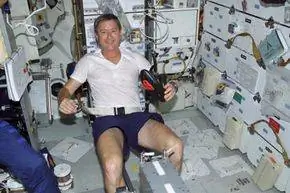 космонавт тренируется в космосе