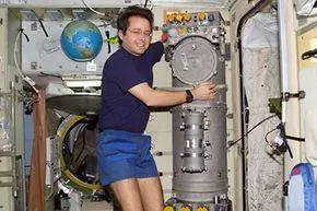 Генератор кислорода «Электрон» в служебном модуле «Звезда» Международной космической станции (МКС)