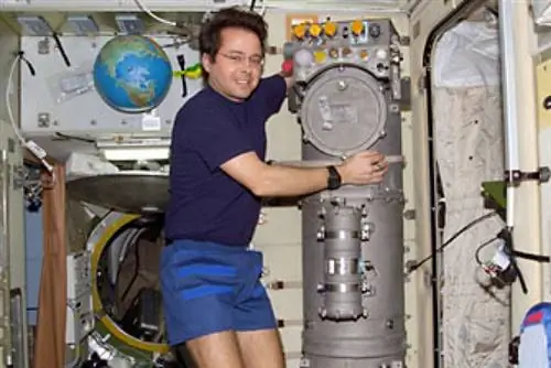 Как производится кислород на борту космического корабля?