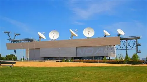 Метеорологические радиостанции NOAA обеспечивают постоянный мониторинг штормов 24 часа в сутки.