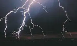 молния темного неба