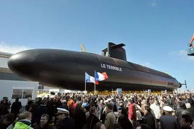 Военный парад на борту морского судна во время войны.
