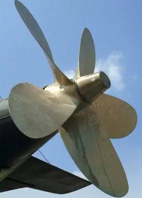 Именно такой гребной винт помогает толкать подводную лодку по воде.