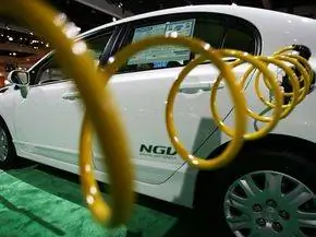 Филл подключается к автомобилю Honda Civic, работающему на природном газе, во время демонстрации.
