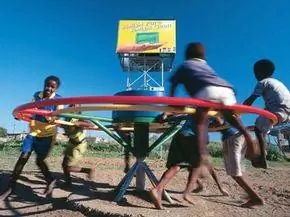 PlayPump может производить 370 галлонов (1400 литров воды), если он вращается 16 раз в минуту.