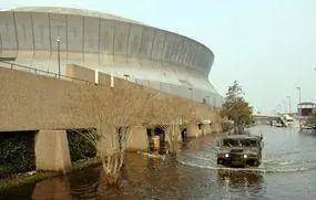 Humvee Национальной гвардии покидает New Orleans Superdome в Луизиане после урагана Катрина.