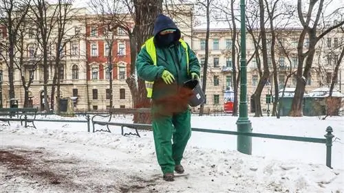 Польский рабочий рассыпает кофейную гущу