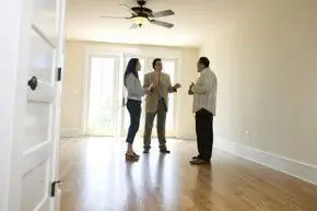 Есть работа, которую нужно сделать, прежде чем вы даже начнете смотреть дома с риелтором.