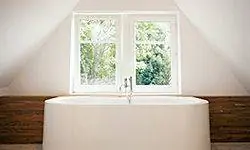 Держите ванну в чистоте, не ломая спину.