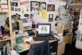 захламленная комната в общежитии