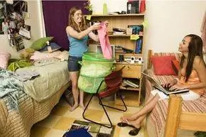 соседи по комнате разговаривают, стирают