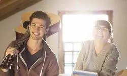 Друзья распаковывают коробки на чердаке