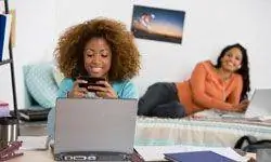 комната с несколькими кроватями