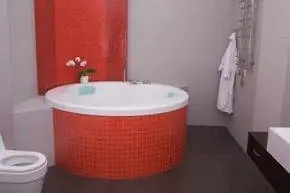 красная ванная комната