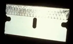 Вы можете использовать бритву, чтобы почистить стеклянную плиту, но будьте очень, очень осторожны.