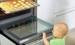ребенок перед духовкой