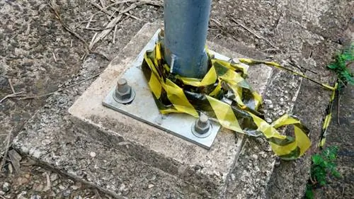 Основание фонарного столба, прикрепленное к полу шурупами. Основание фонарного столба, прикрепленное к полу шурупами.