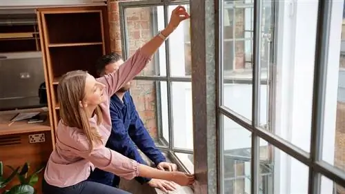 женщина измеряет окно