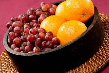 Чаша винограда и апельсинов