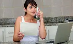 женщина с ноутбуком и телефоном