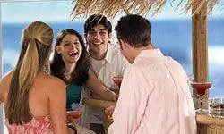 Люди смеются над тики-баром