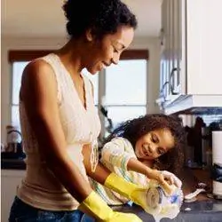 мама и малыш моют посуду