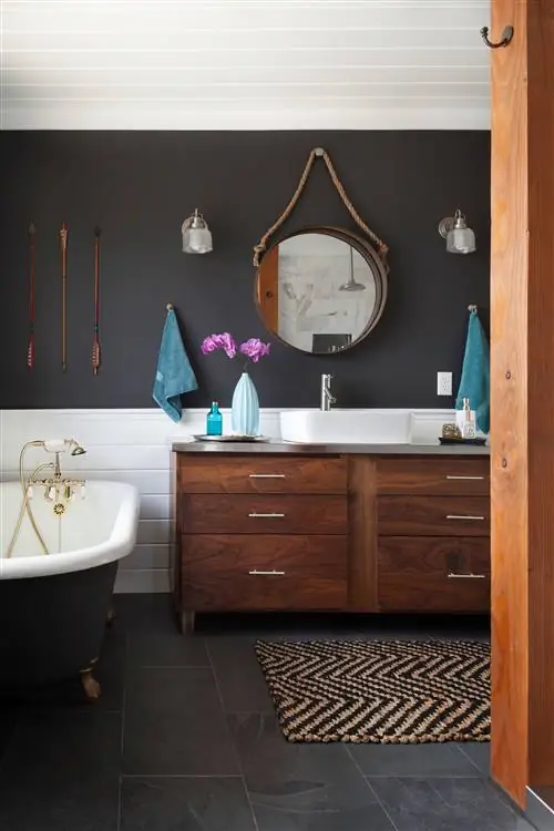 черные стены и пол в ванной комнате с черной ванной