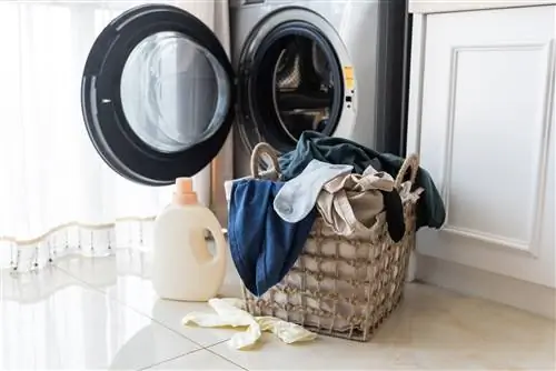 Корзина с бельем и стиральной машиной