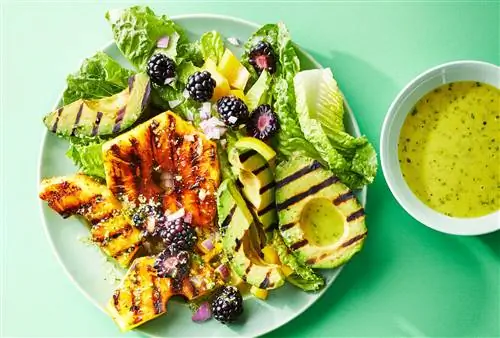 Салат из авокадо и ананасов на гриле