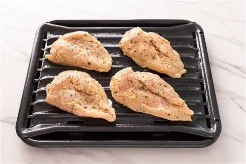 сырая курица готова к запеканию в духовке