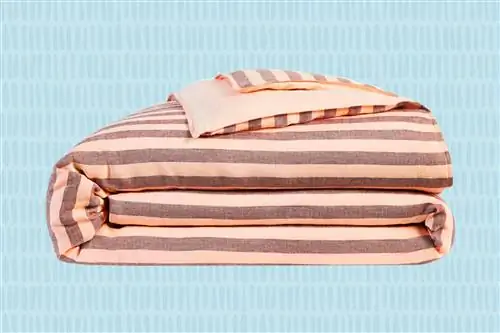Композит из коллекции Brooklinen Desert, включая льняное пододеяльник.