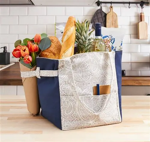 Сумка для рынка "сделай сам" с продуктами на кухонном прилавке
