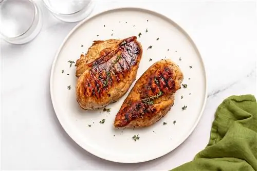 готовые маринованные и приготовленные куриные грудки на белой тарелке