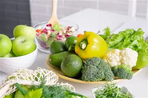 миска с овощами и яблоками на прилавке