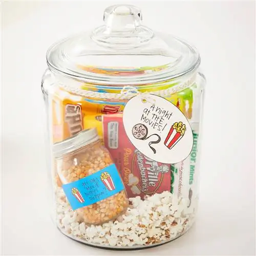подарок в банке для ночных закусок в кино