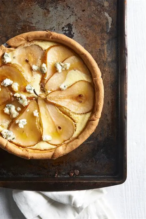 Киш с карамелизированной грушей и голубым сыром