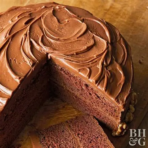 Торт «Пища дьявола» с орехово-сливочной глазурью