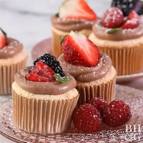 Капкейки Angel Food с шоколадно-ореховой глазурью