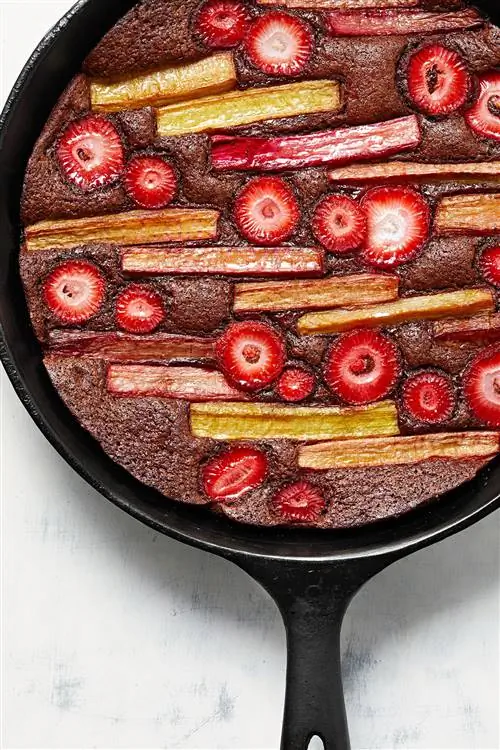 Брауни с клубникой и ревенем на сковороде