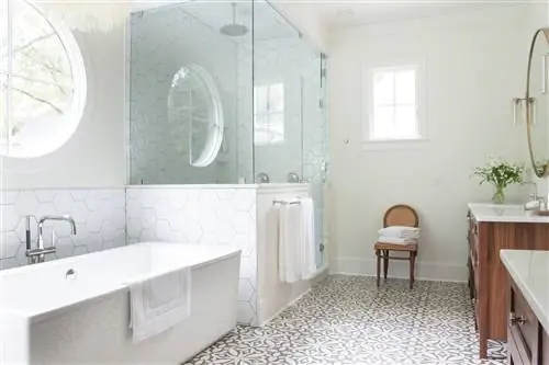 ванная комната со стеклянной душевой кабиной и отдельно стоящей ванной