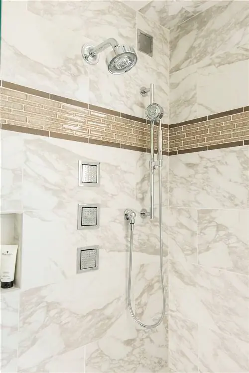 мраморный душ с душевой кабиной и ручным душем