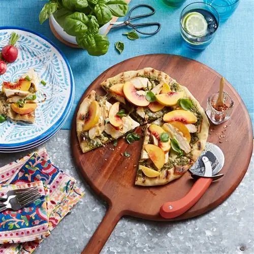 Пицца песто с курицей и персиками