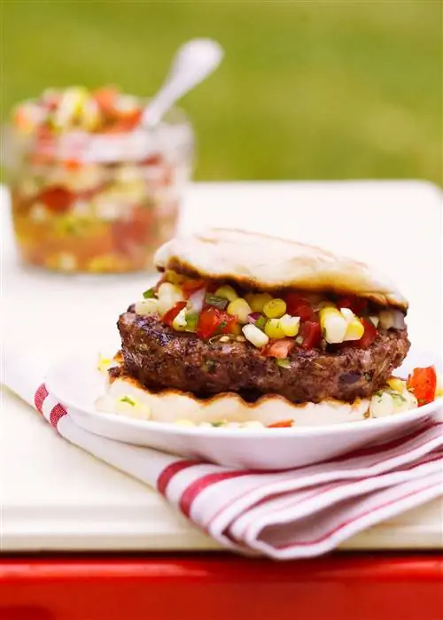 бургеры из черной фасоли со сладкой кукурузной сальсой