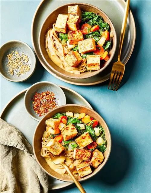 Чаши с лапшой мисо с зеленью репы